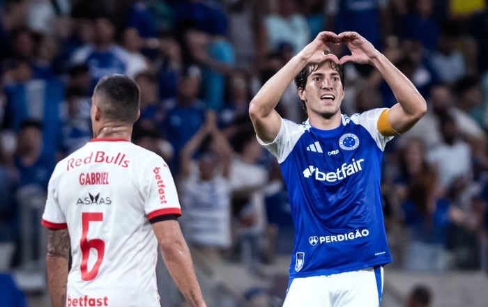 Lucas Silva comemora gol do Cruzeiro contra o RB Bragantino