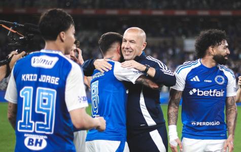Jogadores e técnico Leonardo Jardim comemoram vitória do Cruzeiro no Mineirão