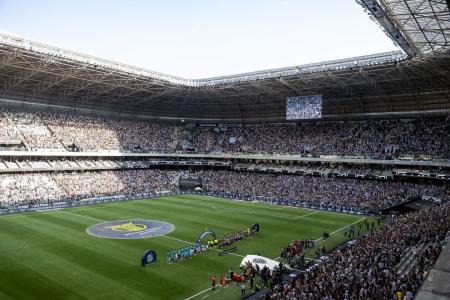 Torcida do Atlético na Arena MRV para o jogo com o Santos pelo Campeonato Brasileiro