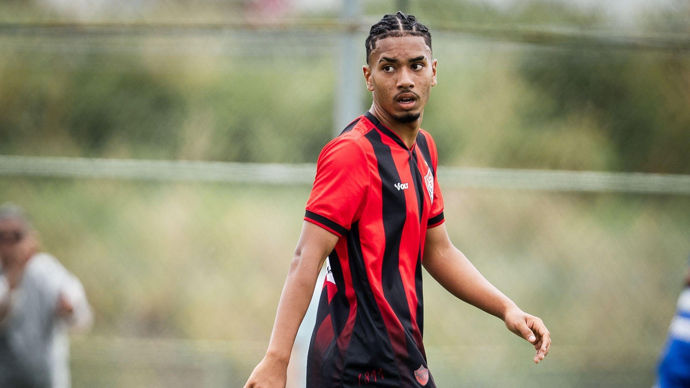 'Ronaldinho Japonês' volta de lesão e busca espaço nas categorias de base do Vitória