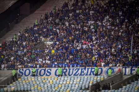 Torcedores do Cruzeiro durante jogo no Maracanã em 2023