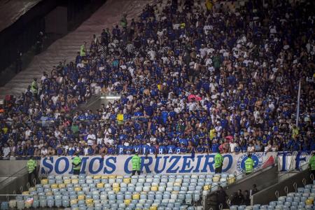 Torcedores do Cruzeiro durante jogo no Maracanã em 2023