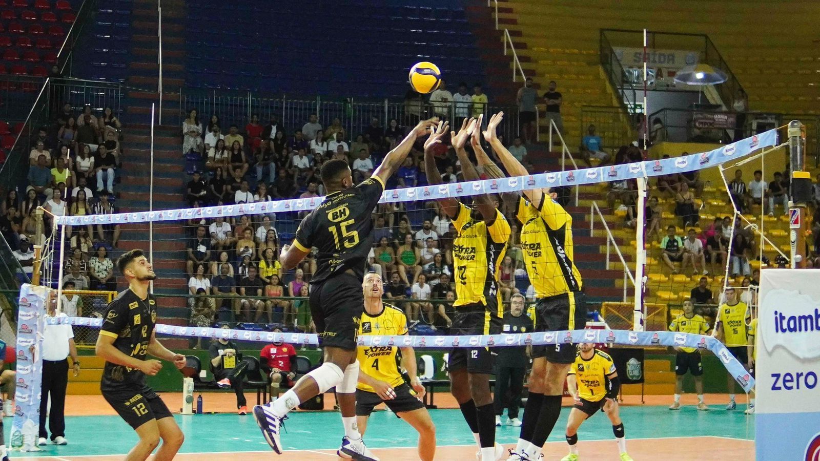 Montes Claros Vôlei perde para o Praia Clube em estreia em casa pelo Campeonato Mineiro