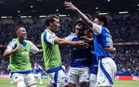 Jogadores do Cruzeiro celebram gol contra o RB Bragantino pela Série A do Campeonato Brasileiro