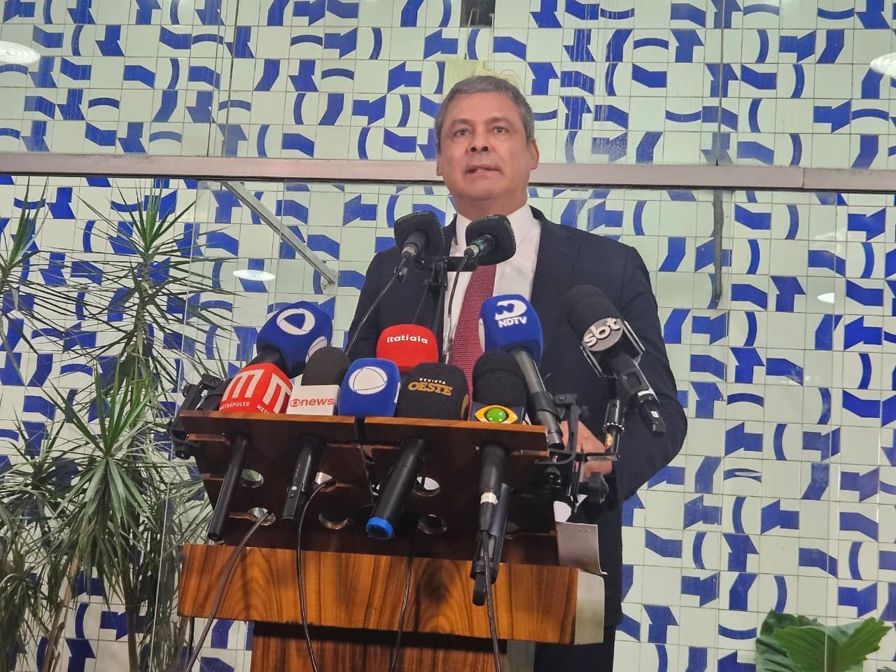 Lindbergh Farias pede ao STF que obrigue Câmara a cumprir decisão de cassação de Carla Zambelli
