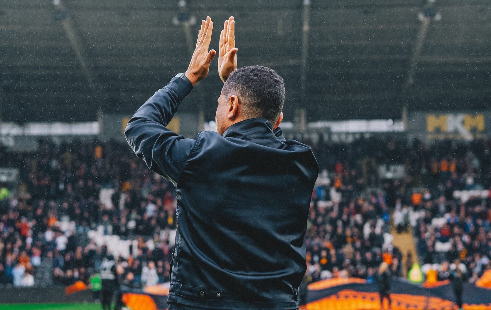 Ídolo do Cruzeiro tem recepção de gala e é ovacionado em jogo de clube inglês