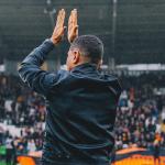 Ídolo do Cruzeiro tem recepção de gala e é ovacionado em jogo de clube inglês