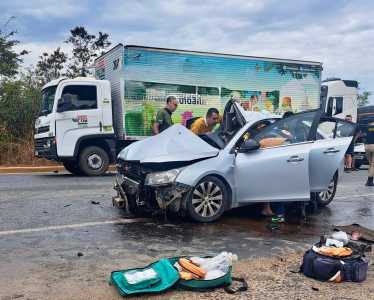 Motorista do carro ficou preso às ferragens e foi socorrido de helicóptero à Santa Casa.