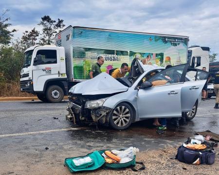 Motorista do carro ficou preso às ferragens e foi socorrido de helicóptero à Santa Casa.