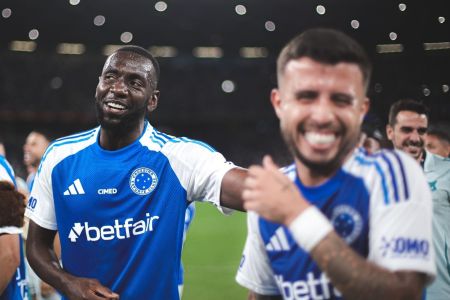Bolasie comemora vitória do Cruzeiro contra o RB Bragantino no Mineirão
