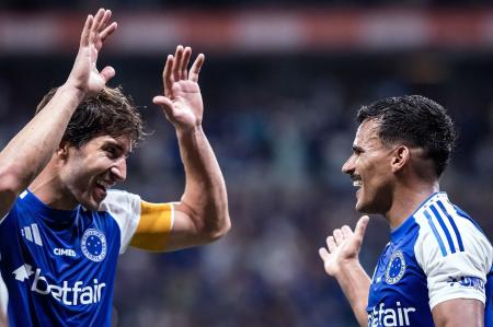Lucas Silva e Kaiki comemoram gol do Cruzeiro contra o RB Bragantino