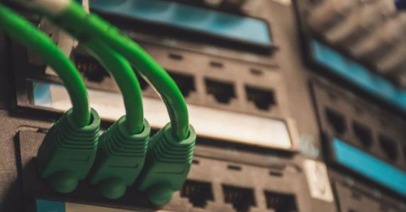 Equipamento com cabos conectados