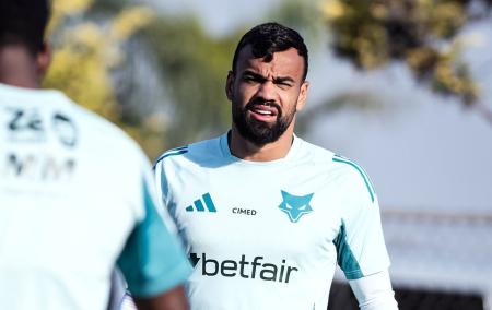 Fabrício Bruno, zagueiro do Cruzeiro, durante treinamento na Toca da Raposa II