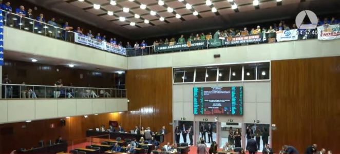 Galerias da Assembleia Legislativa de Minas Gerais são ocupadas por manifestantes