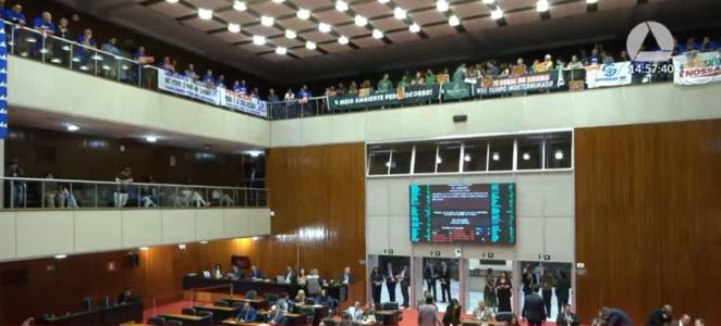 Galerias da Assembleia Legislativa de Minas Gerais são ocupadas por manifestantes