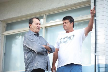 Pedro Lourenço, gestor da SAF do Cruzeiro, ao lado de Adilson Batista, diretor das categorias de base