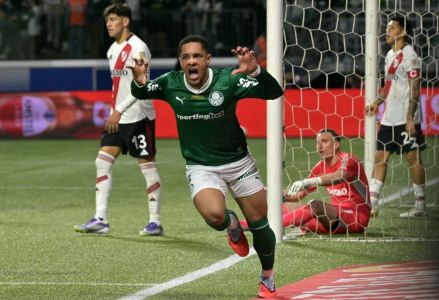 Vitor Roque balançou as redes em Palmeiras x River Plate