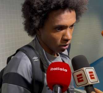 Willian na zona mista da Arena do Grêmio, em Porto Alegre