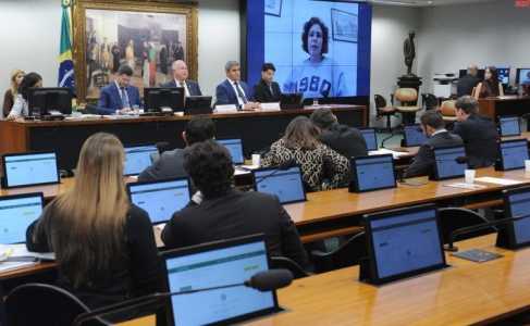 Carla Zambelli (no telão) é ouvida pela CCJ da Câmara