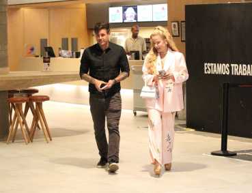 Dado Dolabella aparece com loira misteriosa em shopping do Rio de Janeiro