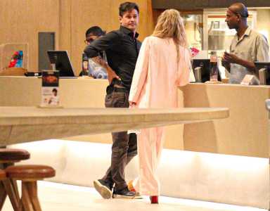 Dado Dolabella aparece com loira misteriosa em shopping do Rio de Janeiro