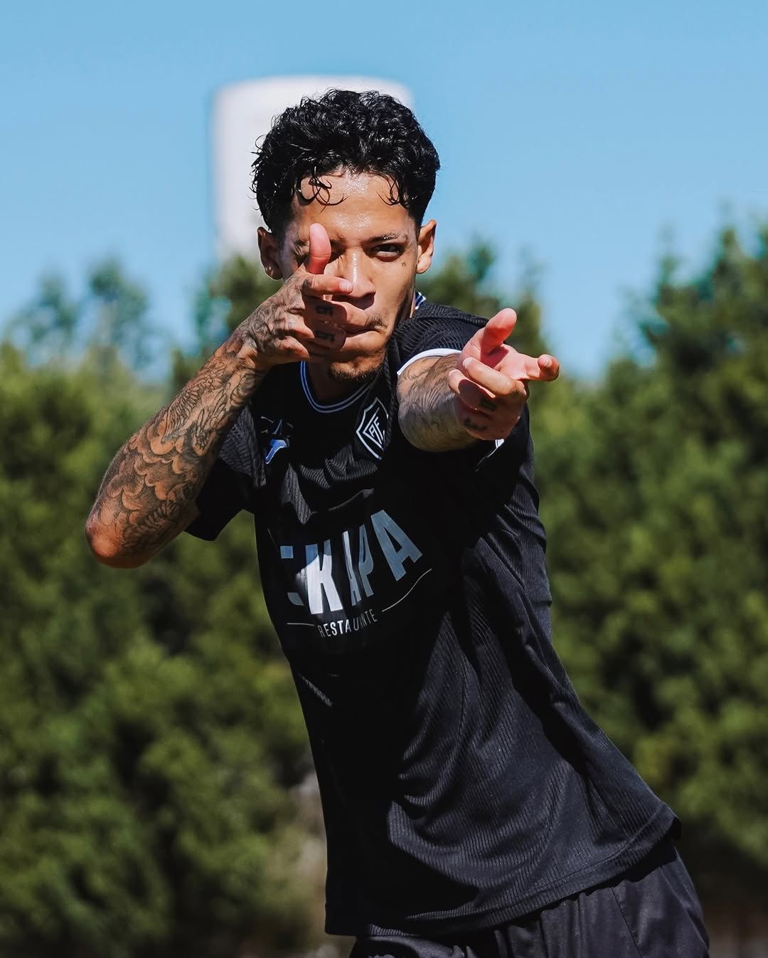 ‘Cria’ do Atlético marca dois gols em goleada e celebra boa fase na Europa