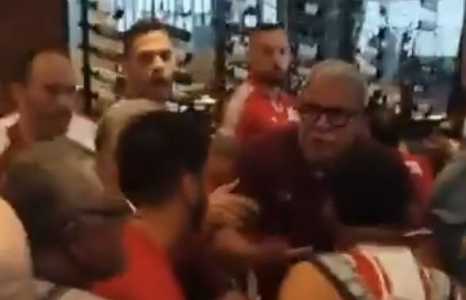 Técnico Hélio dos Anjos conversou com torcedores em aeroporto