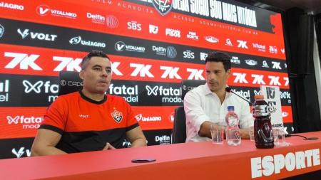 Técnico Jair Ventura durante apresentação, ao lado do diretor de futebol do Vitória Gustavo Vieira