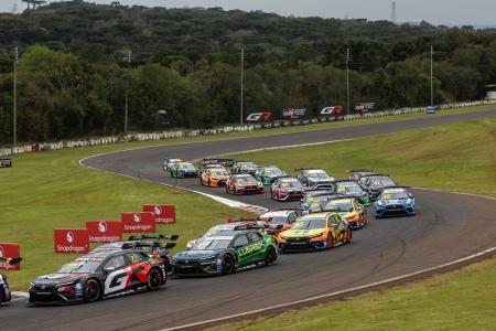 Carros da Stock Car em ação durante etapa de Cascavel