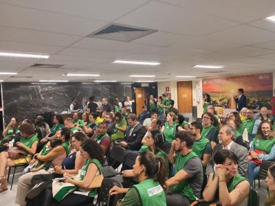 Manifestantes acompanham audiência pública na Assembleia Legislativa de Minas Gerais