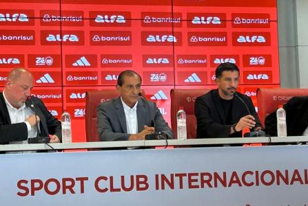 Ramón e Emiliano Díaz ao lado do presidente Alessandro Barcellos, durante apresentação da comissão técnica do Inter