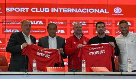 Presidente Alessandro Barcellos ao lado de Ramón Díaz, Emiliano Díaz e outros membros da direção do Inter