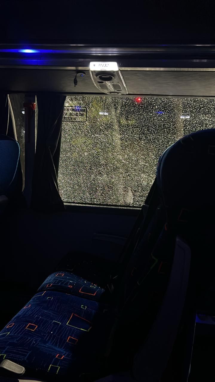 Ônibus do Flamengo é apedrejado na chegada ao estádio do Estudiantes; veja imagens
