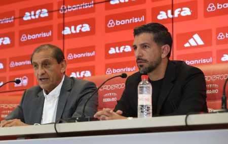 Ramón e Emiliano Díaz durante apresentação na sala de imprensa do Beira-Rio