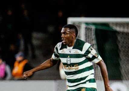 Jacy Maranhão em ação pelo Coritiba contra o Criciúma