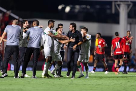 Alberto Valentim, técnico do América, é contido por jogadores da equipe durante confusão