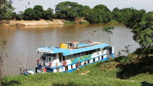 Barco no Rio São Francisco em Barra do Guaicuí, MG