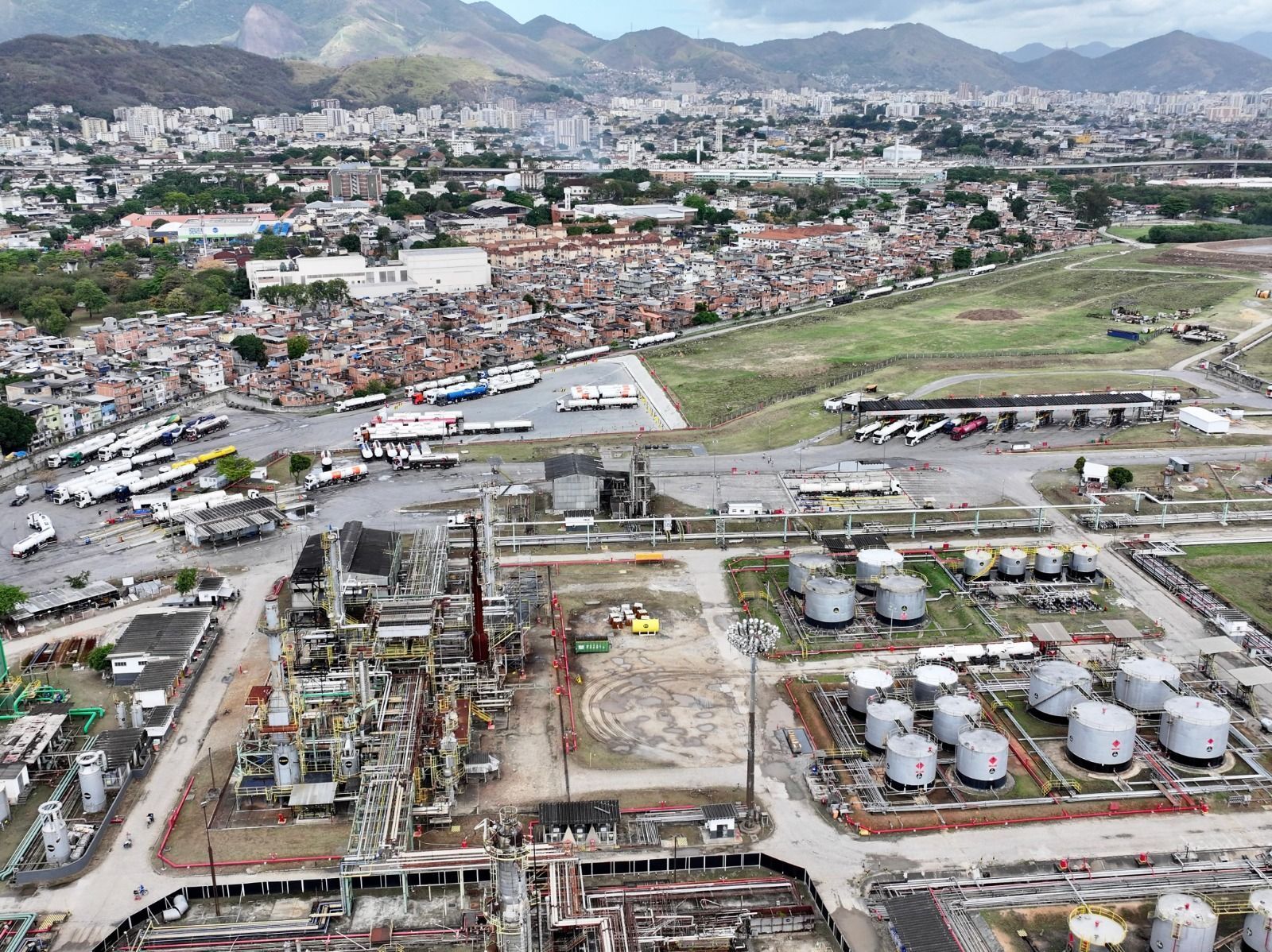 ANP interdita Refinaria de Manguinhos por suspeita de fraude na venda de combustível
