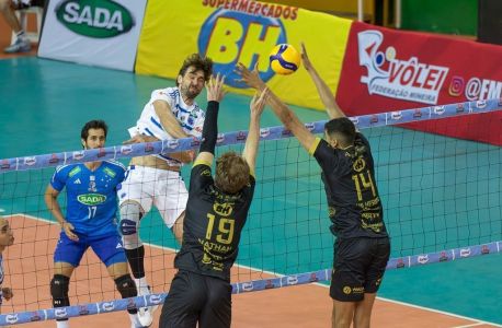 O Sada Cruzeiro garantiu vaga na semifinal e o Montes Claros Vôlei busca recuperação.