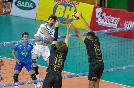 O Sada Cruzeiro garantiu vaga na semifinal e o Montes Claros Vôlei busca recuperação.