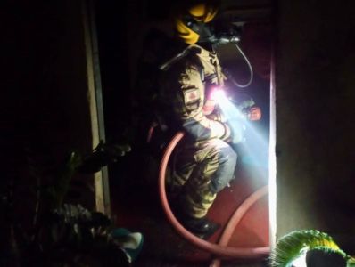 Bombeiros controlaram incêndio em residência no Bairro Dr. João Alves, em Montes Claros, sem vítimas, mas com suspeita de crime.