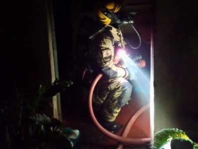 Bombeiros controlaram incêndio em residência no Bairro Dr. João Alves, em Montes Claros, sem vítimas, mas com suspeita de crime.