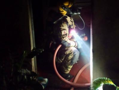 Bombeiros controlaram incêndio em residência no Bairro Dr. João Alves, em Montes Claros, sem vítimas, mas com suspeita de crime.
