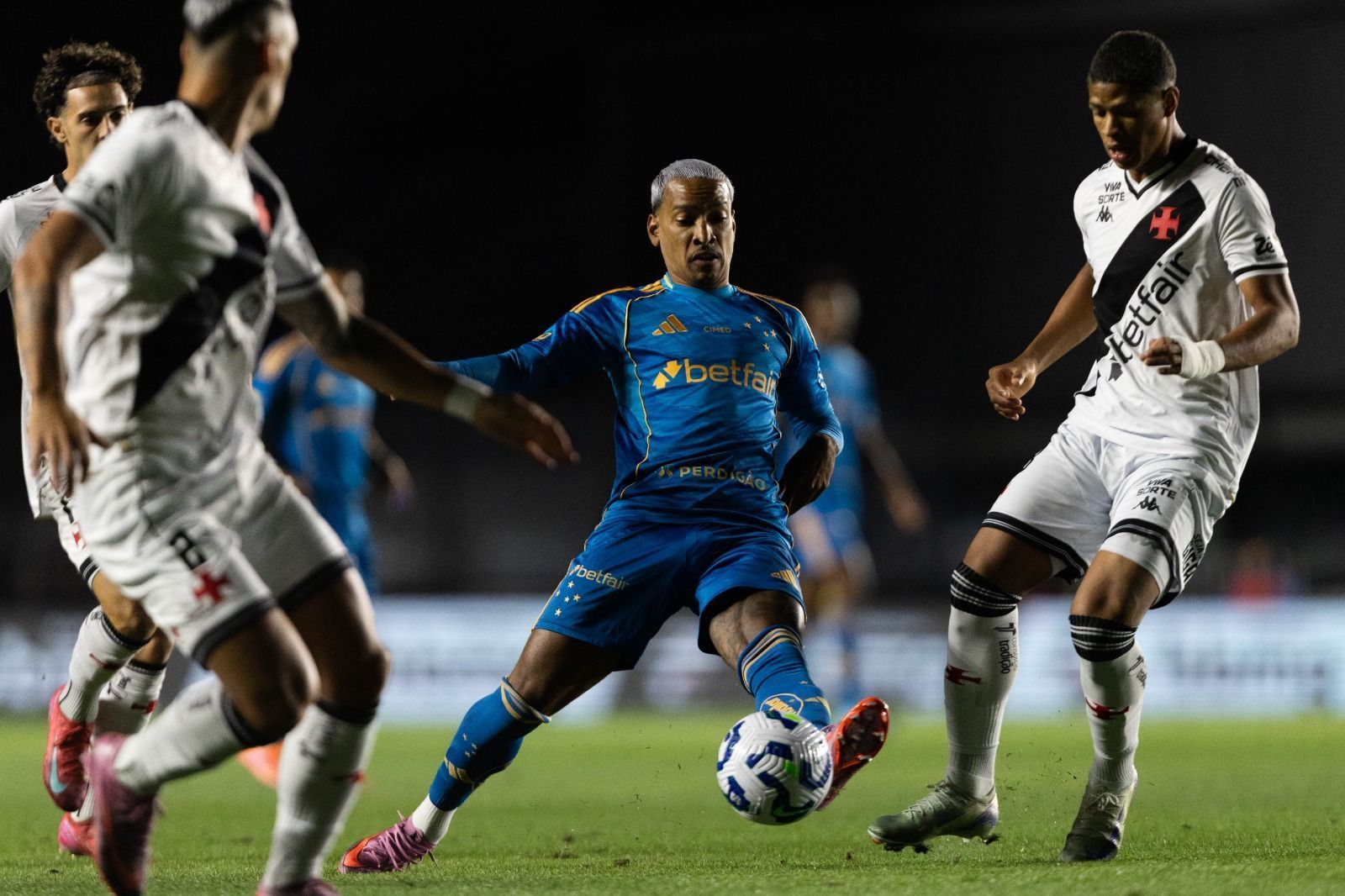 Derrotado pelo Vasco, Cruzeiro perde invencibilidade de cinco meses como visitante