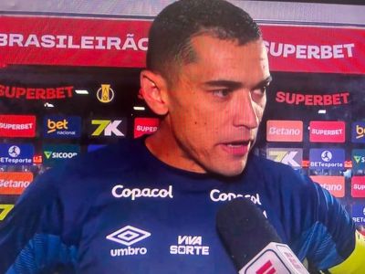 Goleiro Santos concedeu entrevista na saída de campo da Arena da Baixada