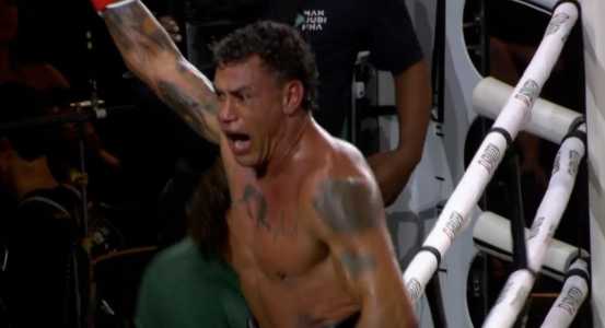 Popó comemora vitória sobre Wanderlei Silva