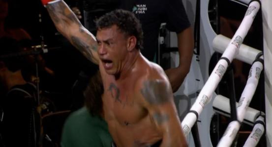 Popó comemora vitória sobre Wanderlei Silva