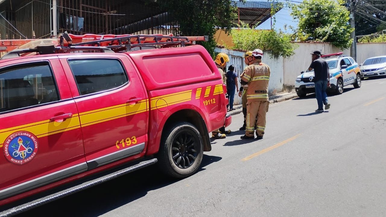 Mulher com sinais de embriaguez é conduzida à delegacia suspeita de incendiar casa em BH