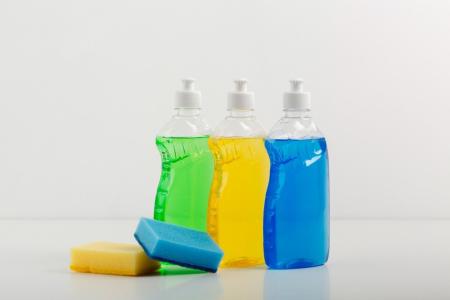 três detergentes coloridos