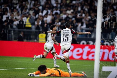 Flamengo venceu o Corinthians de virada neste domingo (28), em Itaquera